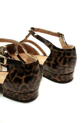 Zapato Angari Viena charol leopardo