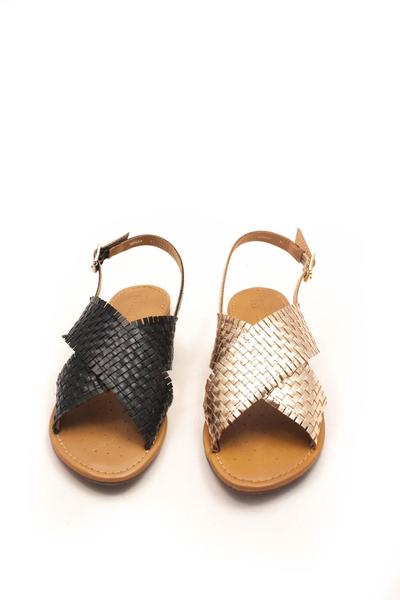 Sandalia Geox Sozy S A cruzada trenzada dorada